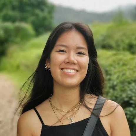 Julie Manivong, Développeuse de produits de formation en durabilité chez EcoLearn, spécialisée en ingénierie des affaires, gestion des réseaux sociaux, et développement de produits durables.