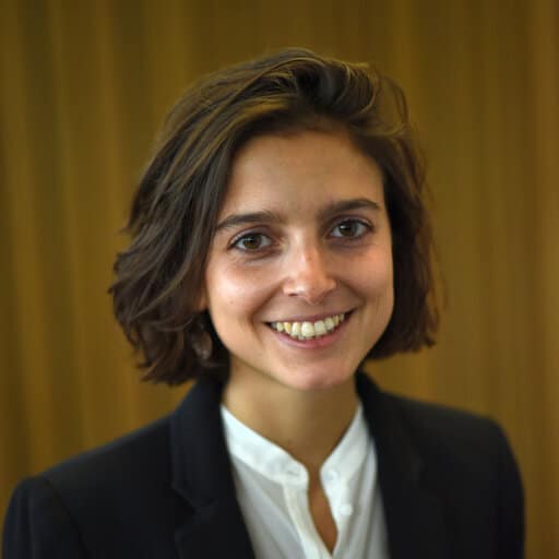 Elena Matias Casacuberta: Expert en formations durabilité et responsabilité sociale. Doctorat en Science Politique. Développe contenu éducatif pour EcoLearn, transformant pratiques entreprises vers responsabilité durable.