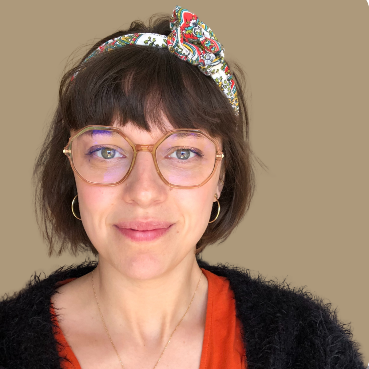 Mylène Bouttement Soudani, Responsable du développement de l'atelier Boîte à Impact et des formations Intra entreprise pour le compte d'EcoLearn. Depuis près de 10 ans, Mylène accompagne les entreprises de tout secteur dans leur transformation vers une économie à impact positif avec une approche de la RSE à 360°, notamment au sein du cabinet de conseil en RSE HAATCH. Chez EcoLearn, elle œuvre au développement et au déploiement de l'atelier Boîte à Impact : formation des futurs animateurs de l'atelier, animation et accompagnement personnalisé pour nos clients.